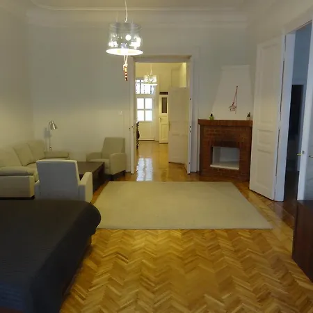 Apartman Five Season's