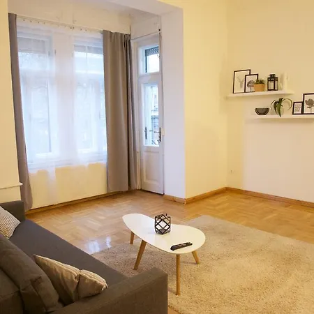 Apartman Five Season's *