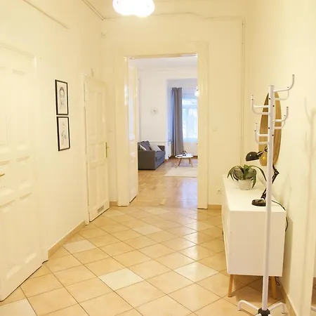 Apartman Five Season's