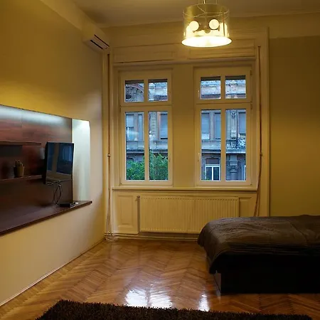 Apartman Five Season's *